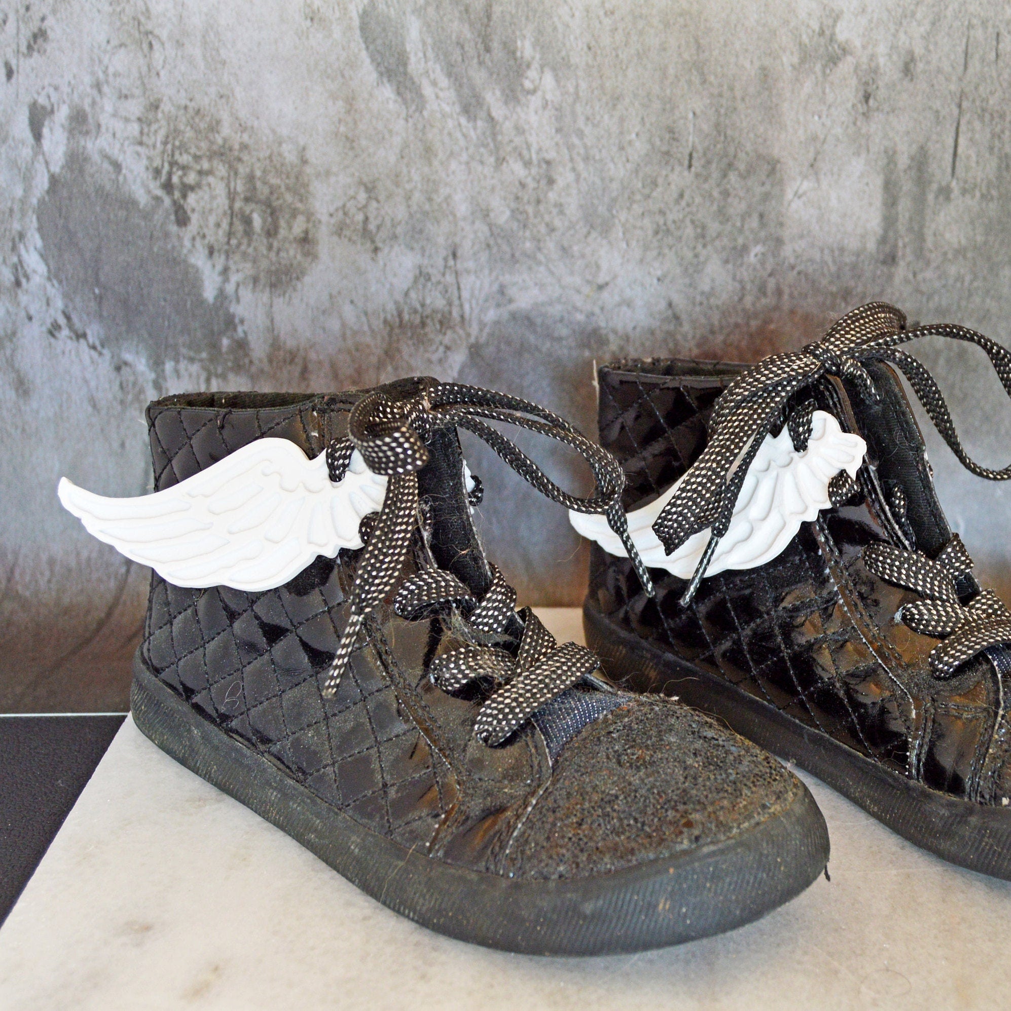 Shoe with outlet wings