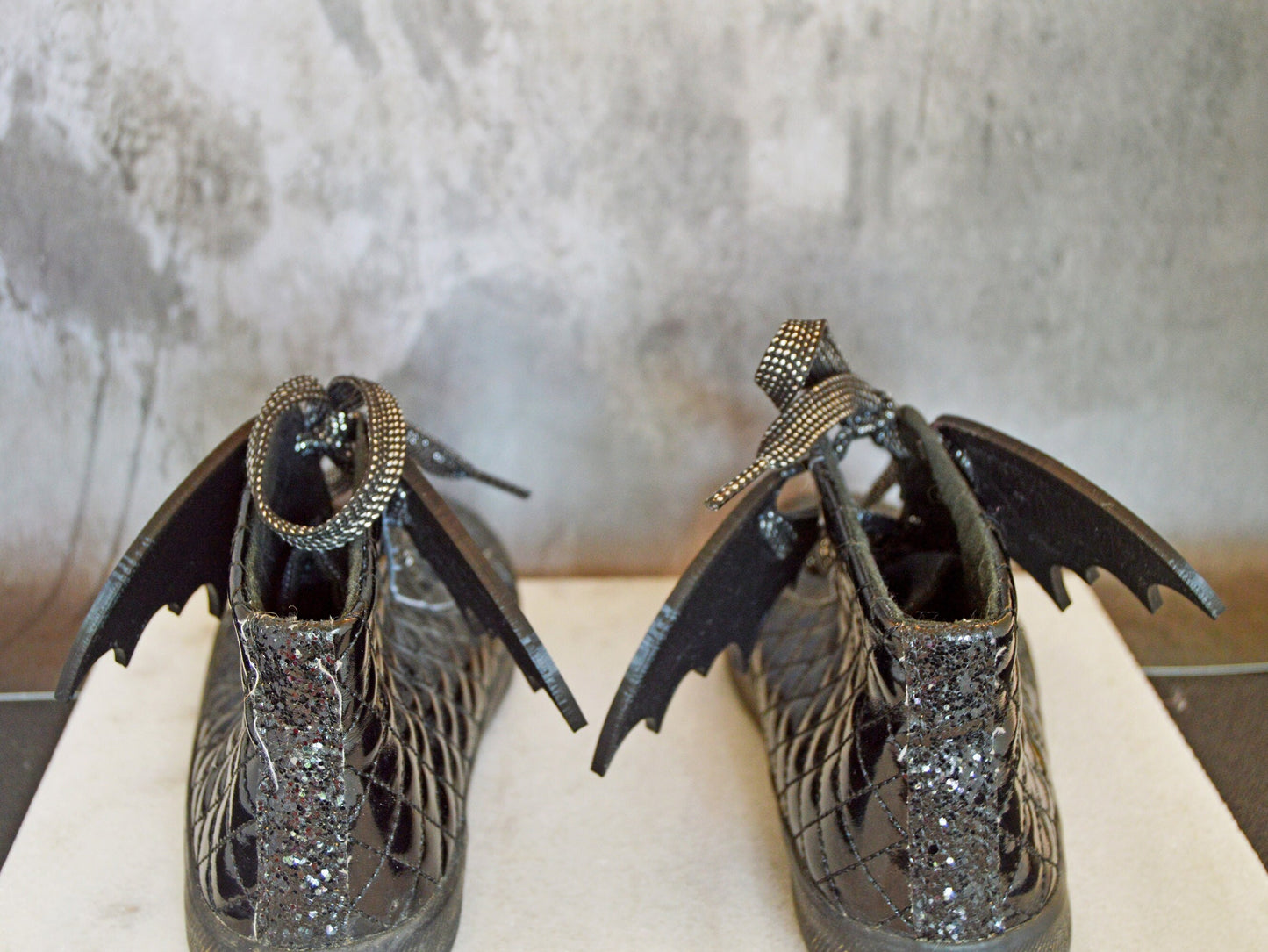 With two pairs of wings, wear two wings on each shoe.